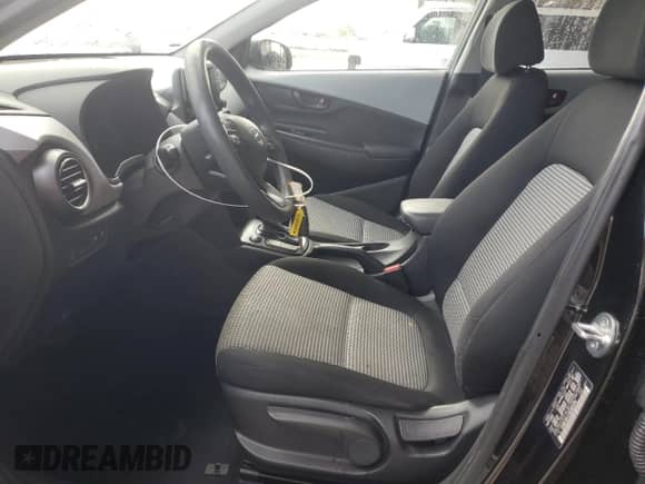 2021 Hyundai Kona SE z VIN KM8K12AA1MU687279, wystawiony jako Copart lot #71052535 z przebiegiem 83 934 mil mil oraz Czysty tytuł • Clean title. Historia ofert i sprzedaży dostępna na DreamBid. Obrazek 7.