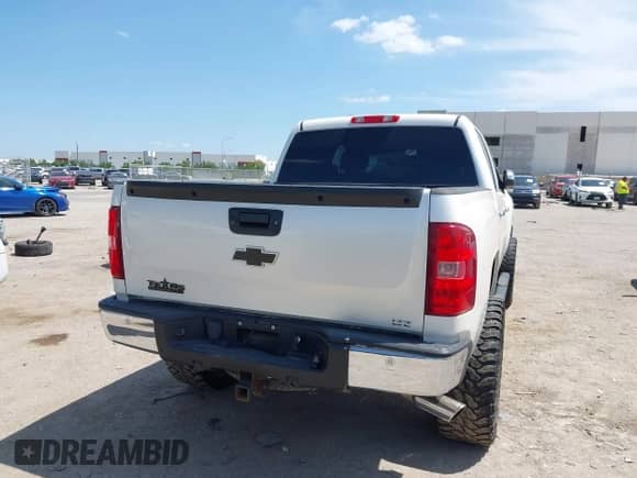 2012 Chevrolet Silverado 1500 LTZ z VIN 3GCPKTE71CG232543, wystawiony jako IAAI lot #42803535 z przebiegiem 154 377 mil mil oraz . Historia ofert i sprzedaży dostępna na DreamBid. Obrazek 4.