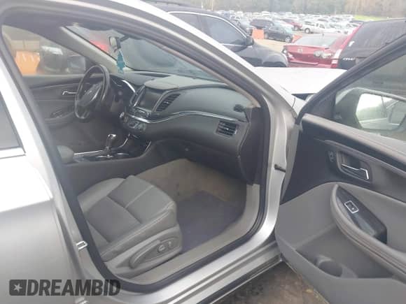 2018 Chevrolet Impala LT z VIN 2G1105S33J9117015, wystawiony jako IAAI lot #40754288 z przebiegiem 50 680 mil mil oraz . Historia ofert i sprzedaży dostępna na DreamBid. Obrazek 5.