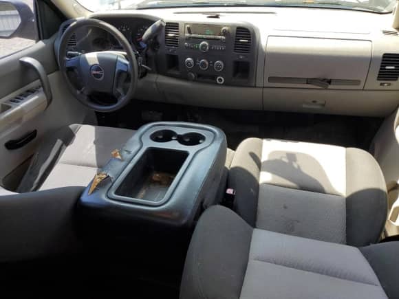 2008 GMC Sierra 1500 Work Truck z VIN 1GTEC19X58Z125845, wystawiony jako Copart lot #53151585 z przebiegiem 156 458 mil mil oraz Czysty tytuł • Clean title. Historia ofert i sprzedaży dostępna na DreamBid. Obrazek 8.