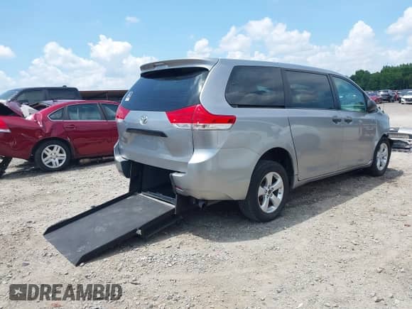 2012 Toyota Sienna с VIN 5TDKA3DC2CS012289, выставлен на аукционе IAAI как лот 39810920 с пробегом 90 330 миль миль и . История ставок и продаж доступна на DreamBid. Изображение 4.