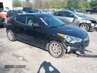 2013 Hyundai Veloster w/Black Int z VIN KMHTC6AD2DU150873, wystawiony jako IAAI lot #42234776 z przebiegiem 192 117 mil mil oraz . Historia ofert i sprzedaży dostępna na DreamBid. Obrazek 1.