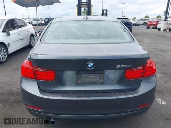 2015 BMW 3 Series 328i z VIN WBA3C1C51FK123138, wystawiony jako IAAI lot #43260210 z przebiegiem 128 848 mil mil oraz . Historia ofert i sprzedaży dostępna na DreamBid. Obrazek 16.