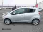 2013 Chevrolet Spark LS z VIN KL8CB6S9XDC596205, wystawiony jako IAAI lot #41321080 z przebiegiem 121 820 mil mil oraz . Historia ofert i sprzedaży dostępna na DreamBid. Obrazek 14.