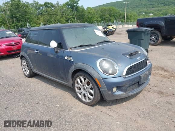 2010 MINI Hardtop S z VIN WMWMF7C54ATZ74321, wystawiony jako IAAI lot #42409281 z przebiegiem 193 547 mil mil oraz . Historia ofert i sprzedaży dostępna na DreamBid. Obrazek 1.