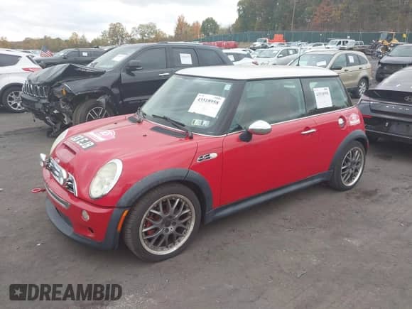 2004 MINI Hardtop S z VIN WMWRE334X4TD88836, wystawiony jako IAAI lot #43518958 z przebiegiem 127 183 mil mil oraz . Historia ofert i sprzedaży dostępna na DreamBid. Obrazek 2.