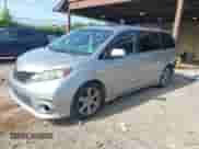 2013 Toyota Sienna SE z VIN 5TDXK3DC4DS280409, wystawiony jako IAAI lot #42830202 z przebiegiem 189 291 mil mil oraz . Historia ofert i sprzedaży dostępna na DreamBid. Obrazek 2.