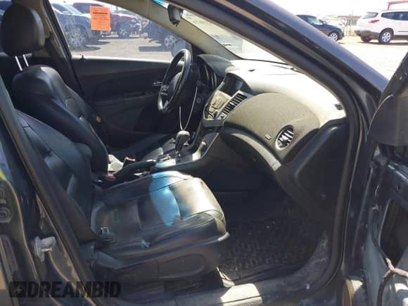 2013 Chevrolet Cruze 2LT z VIN 1G1PE5SB1D7131911, wystawiony jako IAAI lot #43106716 z przebiegiem 141 318 mil mil oraz . Historia ofert i sprzedaży dostępna na DreamBid. Obrazek 5.