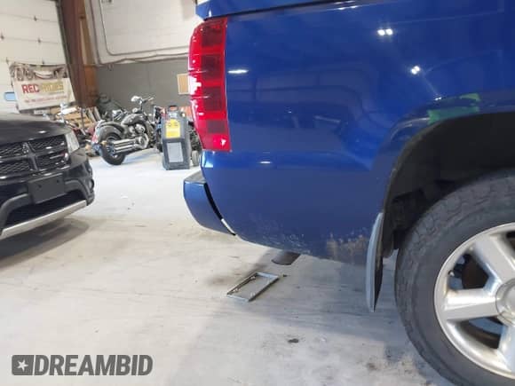 2013 Chevrolet Avalanche LT z VIN 3GNTKFE73DG176498, wystawiony jako IAAI lot #43077304 z przebiegiem 191 791 mil mil oraz . Historia ofert i sprzedaży dostępna na DreamBid. Obrazek 17.