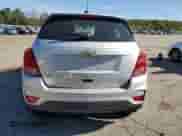 2017 Chevrolet Trax LS z VIN 3GNCJNSBXHL267920, wystawiony jako Copart lot #82004815 z przebiegiem 76 917 mil mil oraz Szkoda całkowita • Salvage title. Historia ofert i sprzedaży dostępna na DreamBid. Obrazek 6.