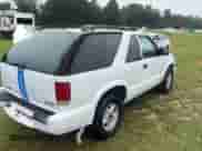 2000 Chevrolet Blazer LS z VIN 1GNCT18W9YK199205, wystawiony jako Copart lot #70046285 z przebiegiem 137 755 mil mil oraz Czysty tytuł • Clean title. Historia ofert i sprzedaży dostępna na DreamBid. Obrazek 4.