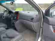 2005 Toyota Sienna XLE z VIN 5TDZA22C25S266616, wystawiony jako IAAI lot #42740146 z przebiegiem 174 213 mil mil oraz . Historia ofert i sprzedaży dostępna na DreamBid. Obrazek 5.