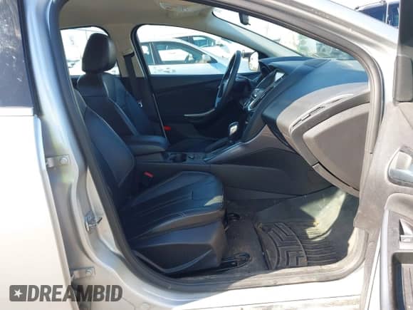 2014 Ford Focus Titanium z VIN 1FADP3N21EL383449, wystawiony jako IAAI lot #43511972 z przebiegiem 127 277 mil mil oraz . Historia ofert i sprzedaży dostępna na DreamBid. Obrazek 5.