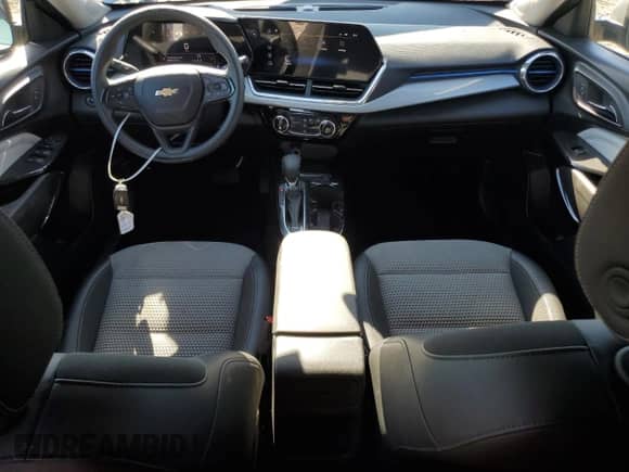 2024 Chevrolet Trax LT z VIN KL77LHE26RC212859, wystawiony jako Copart lot #69664795 z przebiegiem 27 345 mil mil oraz Szkoda całkowita • Salvage title. Historia ofert i sprzedaży dostępna na DreamBid. Obrazek 8.