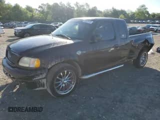 2000 Ford F-150 XL z VIN 2FTRX07L0YCB12336, wystawiony jako Copart lot #55679745 z przebiegiem 240 460 mil mil oraz Czysty tytuł • Clean title. Historia ofert i sprzedaży dostępna na DreamBid. Obrazek 1.