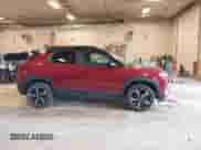 2022 Chevrolet TrailBlazer RS z VIN KL79MUSLXNB133965, wystawiony jako IAAI lot #42527132 z przebiegiem 9 902 mil mil oraz . Historia ofert i sprzedaży dostępna na DreamBid. Obrazek 14.