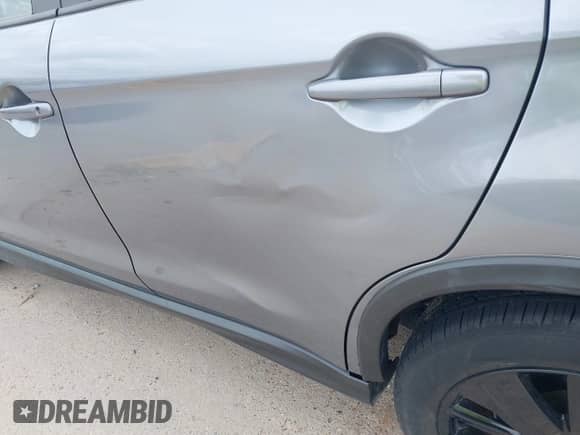 2023 Mitsubishi Outlander ES z VIN JA4ARUAU0PU016991, wystawiony jako IAAI lot #42406548 z przebiegiem 25 351 mil mil oraz . Historia ofert i sprzedaży dostępna na DreamBid. Obrazek 18.