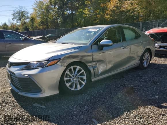 2023 Toyota Camry LE z VIN 4T1C11AK3PU797987, wystawiony jako Copart lot #87260595 z przebiegiem 28 172 mil mil oraz Szkoda całkowita • Salvage title. Historia ofert i sprzedaży dostępna na DreamBid. Obrazek 1.