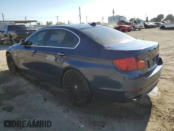 2013 BMW 5 Series 528i xDrive z VIN WBAXH5C55DD106595, wystawiony jako Copart lot #81013285 z przebiegiem 111 089 mil mil oraz Szkoda całkowita • Salvage title. Historia ofert i sprzedaży dostępna na DreamBid. Obrazek 2.