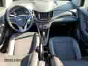 2018 Chevrolet Trax LT z VIN 3GNCJLSB6JL205165, wystawiony jako Copart lot #81810455 z przebiegiem Nie podano mil oraz Szkoda całkowita • Salvage title. Historia ofert i sprzedaży dostępna na DreamBid. Obrazek 8.