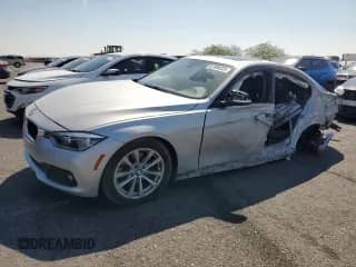 2018 BMW 3 Series 320i xDrive z VIN WBA8E5G53JNV02165, wystawiony jako Copart lot #67906325 z przebiegiem Nie podano mil oraz Szkoda całkowita • Salvage title. Historia ofert i sprzedaży dostępna na DreamBid. Obrazek 1.