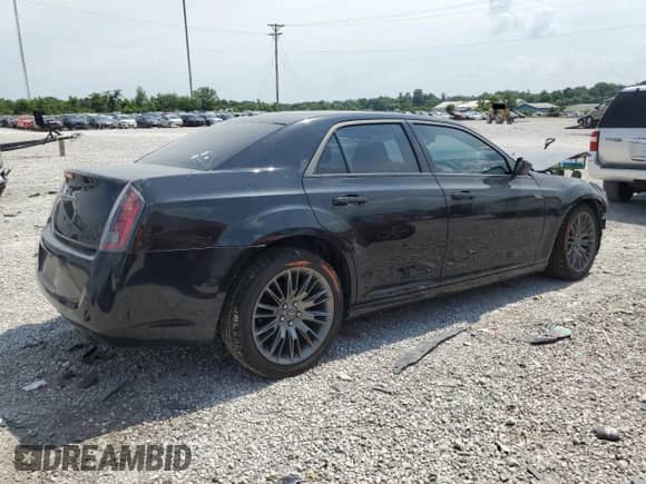 2013 Chrysler 300 C John Varvatos Limited Edition z VIN 2C3CCADG1DH743886, wystawiony jako Copart lot #62554185 z przebiegiem 72 495 mil mil oraz Szkoda całkowita • Salvage title. Historia ofert i sprzedaży dostępna na DreamBid. Obrazek 3.