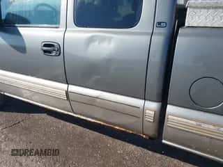 2001 Chevrolet Silverado 1500 LS z VIN 2GCEC19TX11296425, wystawiony jako IAAI lot #43311029 z przebiegiem 329 368 mil mil oraz . Historia ofert i sprzedaży dostępna na DreamBid. Obrazek 6.