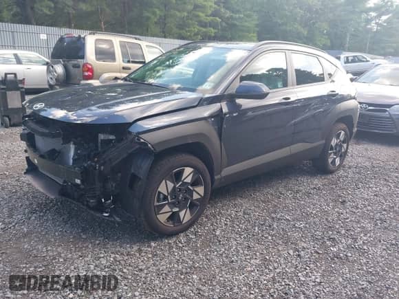 2025 Hyundai Kona SEL с VIN KM8HBCAB0SU271856, выставлен на аукционе IAAI как лот 42797939 с пробегом 3 518 миль миль и . История ставок и продаж доступна на DreamBid. Изображение 2.