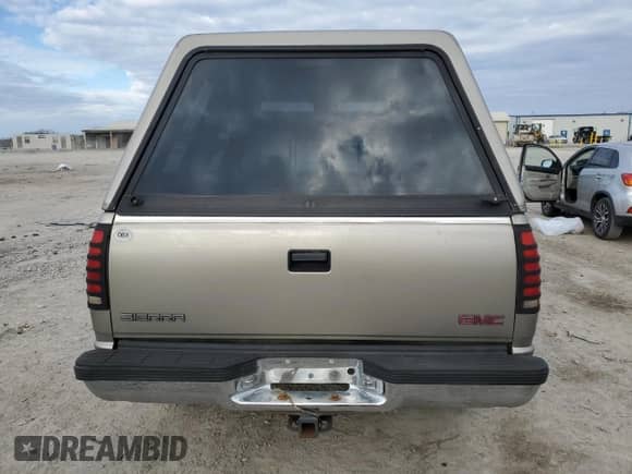1998 GMC Sierra 1500 z VIN 1GTEC14W0WZ526005, wystawiony jako Copart lot #86539824 z przebiegiem 206 094 mil mil oraz Czysty tytuł • Clean title. Historia ofert i sprzedaży dostępna na DreamBid. Obrazek 6.