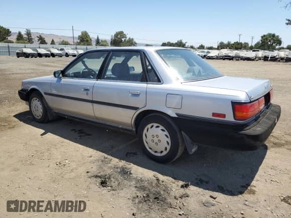 1990 Toyota Camry z VIN JT2SV21E3L3430410, wystawiony jako Copart lot #64526515 z przebiegiem 105 636 mil mil oraz Czysty tytuł • Clean title. Historia ofert i sprzedaży dostępna na DreamBid. Obrazek 2.