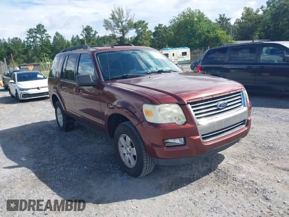 2010 Ford Explorer XLT z VIN 1FMEU7DE8AUA71610, wystawiony jako IAAI lot #42996416 z przebiegiem 166 691 mil mil oraz . Historia ofert i sprzedaży dostępna na DreamBid. Obrazek 1.