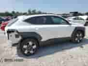 2024 Hyundai Kona SEL с VIN KM8HBCAB0RU123300, выставлен на аукционе Copart как лот 67576244 с пробегом 14 009 миль миль и Списание • Salvage title. История ставок и продаж доступна на DreamBid. Изображение 3.