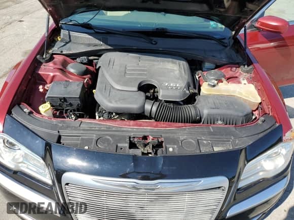 2013 Chrysler 300 z VIN 2C3CCARG9DH717318, wystawiony jako Copart lot #71431485 z przebiegiem 151 804 mil mil oraz Czysty tytuł • Clean title. Historia ofert i sprzedaży dostępna na DreamBid. Obrazek 11.