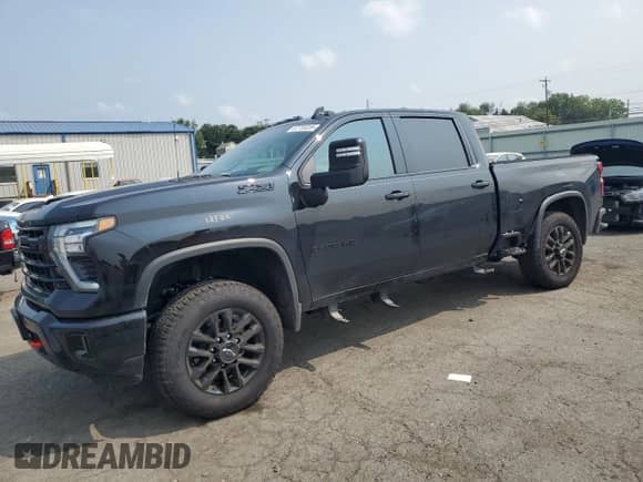 2025 Chevrolet Silverado 2500HD LTZ z VIN 2GC4KPE77S1204795, wystawiony jako Copart lot #67735235 z przebiegiem 5 600 mil mil oraz Szkoda całkowita • Salvage title. Historia ofert i sprzedaży dostępna na DreamBid. Obrazek 1.