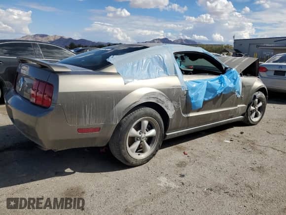 2005 Ford Mustang Deluxe z VIN 1ZVFT80N655129301, wystawiony jako Copart lot #68560815 z przebiegiem Nie podano mil oraz Szkoda całkowita • Salvage title. Historia ofert i sprzedaży dostępna na DreamBid. Obrazek 3.