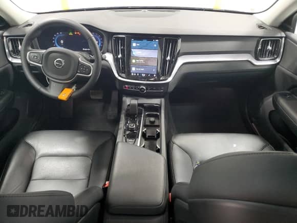 2025 Volvo S60 Core z VIN 7JRL12GJ0SG364550, wystawiony jako Copart lot #52883295 z przebiegiem 14 275 mil mil oraz Czysty tytuł • Clean title. Historia ofert i sprzedaży dostępna na DreamBid. Obrazek 8.