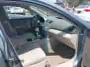 2008 Toyota Camry LE z VIN 4T1BK46KX8U560739, wystawiony jako IAAI lot #42812094 z przebiegiem 210 924 mil mil oraz . Historia ofert i sprzedaży dostępna na DreamBid. Obrazek 5.