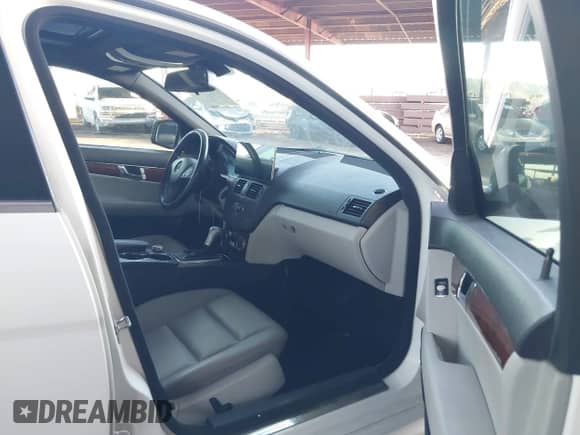 2009 Mercedes-Benz C 300 Sport z VIN WDDGF54X49F245367, wystawiony jako IAAI lot #43462372 z przebiegiem 117 239 mil mil oraz . Historia ofert i sprzedaży dostępna na DreamBid. Obrazek 5.
