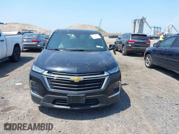 2023 Chevrolet Traverse LS z VIN 1GNERFKW3PJ310056, wystawiony jako IAAI lot #42770857 z przebiegiem 8 302 mil mil oraz . Historia ofert i sprzedaży dostępna na DreamBid. Obrazek 12.