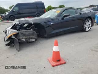 2018 Chevrolet Corvette 1LT z VIN 1G1YB2D79J5101065, wystawiony jako Copart lot #62185325 z przebiegiem 58 657 mil mil oraz Szkoda całkowita • Salvage title. Historia ofert i sprzedaży dostępna na DreamBid. Obrazek 1.