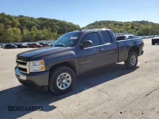 2011 Chevrolet Silverado 1500 LS z VIN 1GCRKREA1BZ102350, wystawiony jako Copart lot #82305435 z przebiegiem 182 881 mil mil oraz Szkoda całkowita • Salvage title. Historia ofert i sprzedaży dostępna na DreamBid. Obrazek 1.