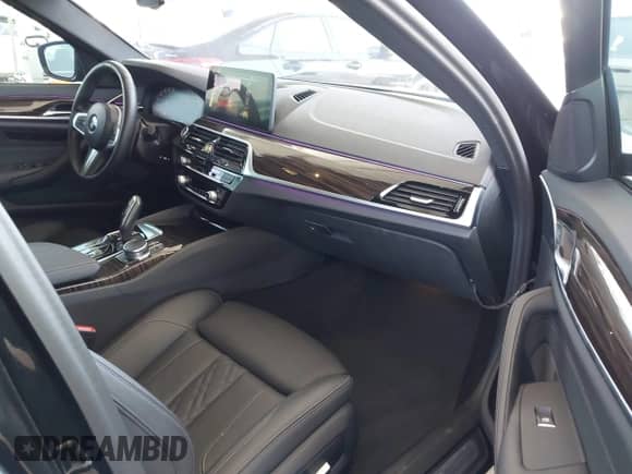 2023 BMW 5 Series 540i z VIN WBA53BJ01PCN28028, wystawiony jako IAAI lot #42420888 z przebiegiem 31 685 mil mil oraz . Historia ofert i sprzedaży dostępna na DreamBid. Obrazek 5.