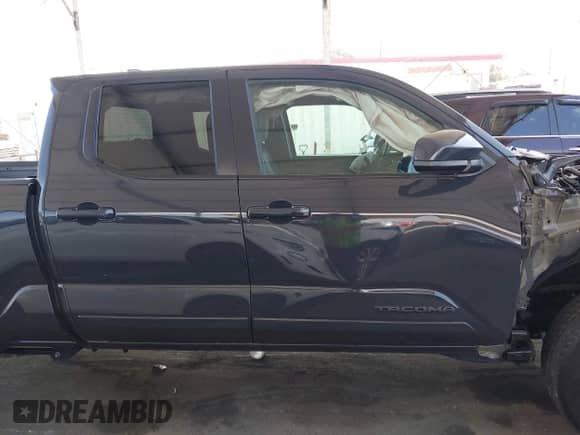 2024 Toyota Tacoma SR5 z VIN 3TMLB5JN5RM080565, wystawiony jako IAAI lot #42584677 z przebiegiem 17 149 mil mil oraz . Historia ofert i sprzedaży dostępna na DreamBid. Obrazek 14.