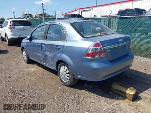 2007 Chevrolet Aveo LS z VIN KL1TD56697B132240, wystawiony jako IAAI lot #43153832 z przebiegiem 92 394 mil mil oraz . Historia ofert i sprzedaży dostępna na DreamBid. Obrazek 3.