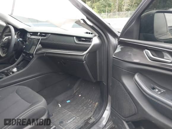 2023 Jeep Grand Cherokee Laredo z VIN 1C4RJJAG8P8714590, wystawiony jako IAAI lot #43094713 z przebiegiem 65 034 mil mil oraz . Historia ofert i sprzedaży dostępna na DreamBid. Obrazek 5.