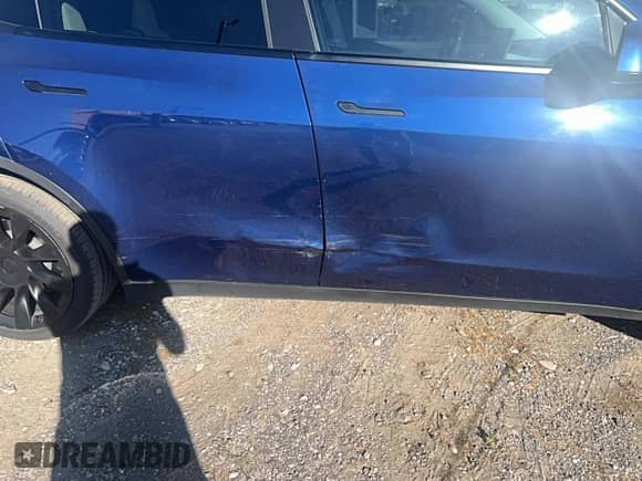 2021 Tesla Model Y Long Range z VIN 5YJYGDEE7MF069141, wystawiony jako Copart lot #89905015 z przebiegiem 42 373 mil mil oraz Czysty tytuł • Clean title. Historia ofert i sprzedaży dostępna na DreamBid. Obrazek 13.