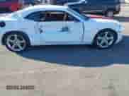 2013 Chevrolet Camaro LT z VIN 2G1FC1E37D9231136, wystawiony jako IAAI lot #43474883 z przebiegiem 86 730 mil mil oraz . Historia ofert i sprzedaży dostępna na DreamBid. Obrazek 6.