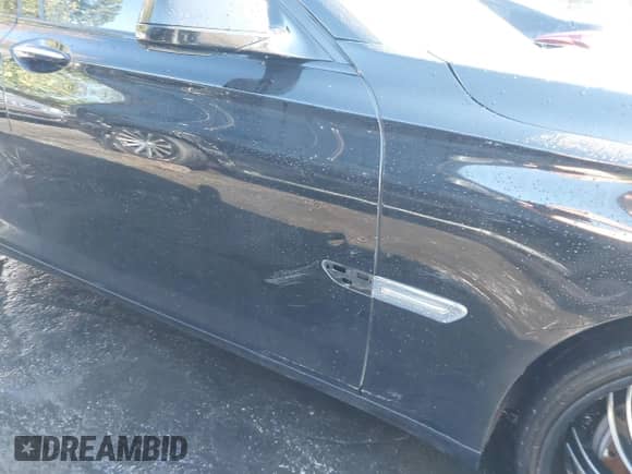 2011 BMW 7 Series 750Li z VIN WBAKB8C55BCY64551, wystawiony jako IAAI lot #43403230 z przebiegiem 165 949 mil mil oraz . Historia ofert i sprzedaży dostępna na DreamBid. Obrazek 17.