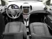 2013 Chevrolet Sonic LT с VIN 1G1JC6SB7D4139806, выставлен на аукционе Copart как лот 82143415 с пробегом 102 960 миль миль и Списание • Salvage title. История ставок и продаж доступна на DreamBid. Изображение 8.