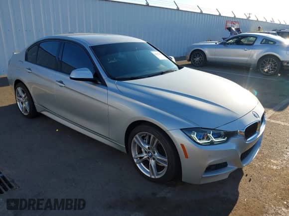 2015 BMW 3 Series 328i xDrive z VIN WBA3B3C58FF548900, wystawiony jako IAAI lot #42907192 z przebiegiem 131 853 mil mil oraz . Historia ofert i sprzedaży dostępna na DreamBid. Obrazek 1.
